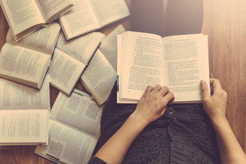 关于圆周运动的向心加速度的物理意义是什么？
